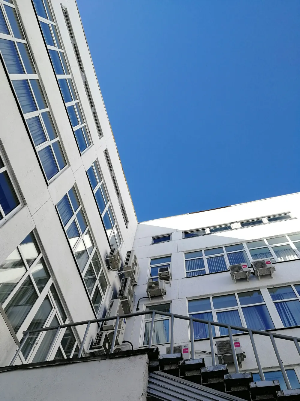 Unités de climatisation installées sur un bâtiment